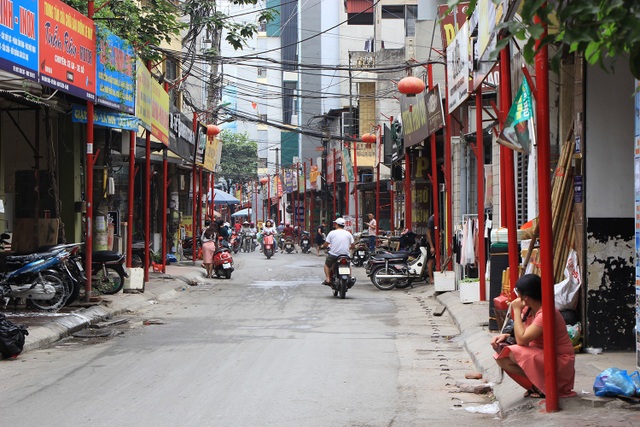 Hà Nội có tuyến phố kiểu mẫu thứ 2 - 11
Phường hi vọng đường làng Đình Thôn sẽ trở thành tuyến phố kiểu mẫu tiếp theo của Hà Nội, sau tuyến phố đầu tiên là Lê Trọng Tấn (quận Thanh Xuân). Tuyến đầu tiên này khánh thành vào tháng 5/2016, dài khoảng 1,5 km từ nút giao Tôn Thất Tùng đến sông Lừ. Tuyến đường áp dụng đồng phục biển hiệu gây trang cãi trong dư luận một thời gian. Tuy nhiên sau 2 năm, nhiều biển hiệu đồng phục đã bị các hộ dân thay thế bằng những biển hiệu bắt mắt hơn.