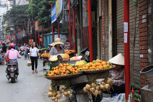 Hà Nội có tuyến phố kiểu mẫu thứ 2 - 8
Chủ tịch UBND phường Mỹ Đình 1 Nguyễn Sỹ Thắng cho biết: “Để thực hiện được Đề án đòi hỏi sự vào cuộc đồng bộ của toàn hệ thống chính trị phường và nhân dân trên địa bàn. Ngoài ra, việc xây dựng những tuyến phố văn minh đô thị cũng tạo ra sức hút lớn với các nhà đầu tư dài hạn. Một môi trường văn minh, xanh sạch đẹp góp phần tạo dựng hình ảnh phường Mỹ Đình 1 nói chung, khu dân cư Đình Thôn nói riêng thành một nơi đáng sống, đáng làm việc”.
