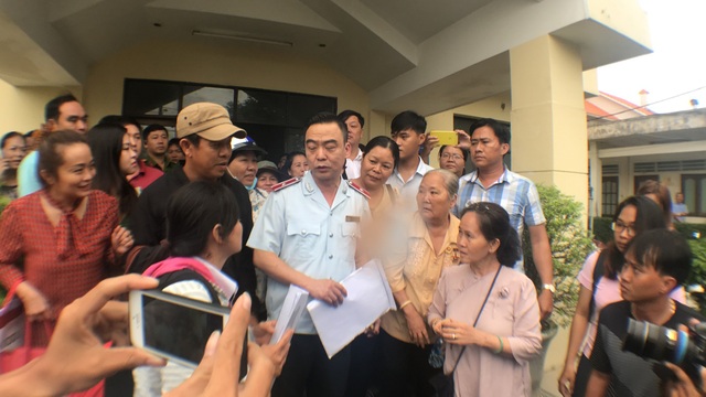 Chủ tịch TPHCM: “Tôi không vì lợi ích của người dân thì vì cái gì?” - 3
Người dân Thủ Thiêm vây quanh ông Điệp sau buổi gặp gỡ.