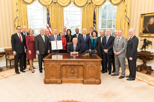 Ông Trump có thể cải tổ nội các sau bầu cử giữa kỳ - 1
Nội các của Tổng thống Trump hồi tháng 3/2017 khi ông vừa nhậm chức tại Nhà Trắng. Một số quan chức trong nhóm này đã rời đi sau đó. (Ảnh: BI)