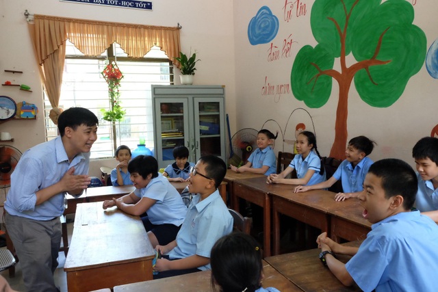Những thầy cô hết lòng vì học sinh khuyết tật - 2 Một giờ dạy của thầy Nguyễn Xuân Việt.