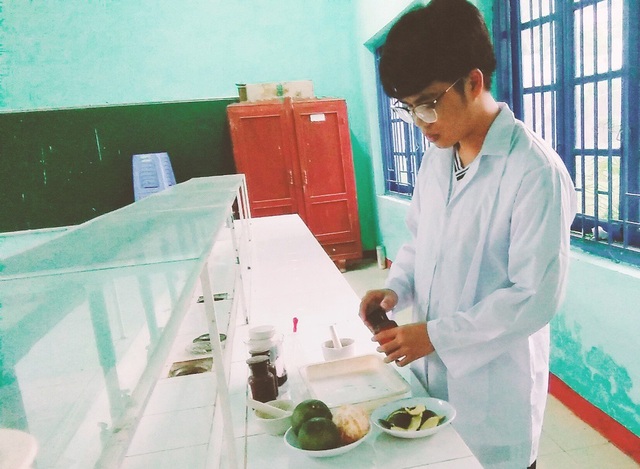 Những giải pháp sáng tạo hữu ích của 2 nam sinh lớp 12 - 1 Đề tài “Giải pháp chống hạn hán trong nông nghiệp với loại SAP hữu cơ từ vỏ cam” của em Trần Minh Thảo là đề tài duy nhất của tỉnh Quảng Ngãi lọt vào vòng chung khảo cuộc thi cấp toàn quốc. (Ảnh NVCC)