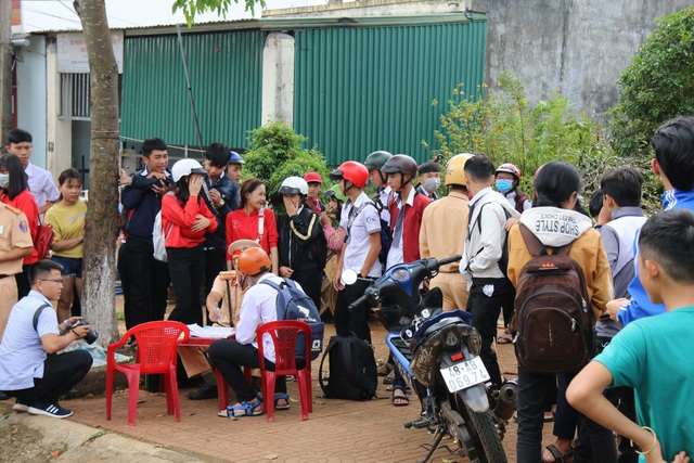 Hàng loạt học sinh quay đầu xe bỏ chạy khi bắt gặp cảnh sát giao thông - 1 10h30, học sinh khối 10 và 11 của Trường THPT Gia Nghĩa tan học. Tại một bãi giữ xe ngay cổng trường, hàng trăm chiếc xe gắn máy được xếp gọn gàng, chờ học sinh đến lấy. Theo chủ bãi giữ xe này, mỗi ngày bà giữ khoảng 150-200 chiếc xe máy với giá 1000 đồng. Tất cả đều là của học sinh của trường THPT Gia Nghĩa.