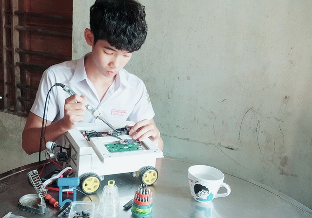 Những giải pháp sáng tạo hữu ích của 2 nam sinh lớp 12 - 2 Em Trần Quang Nhật vẫn tiếp tục hoàn thiện robot thông minh chống trộm với mong ước được ứng dụng rộng rãi trong thực tế.