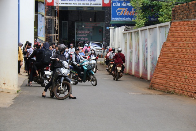 Hàng loạt học sinh quay đầu xe bỏ chạy khi bắt gặp cảnh sát giao thông - 2 11h15, hàng trăm học sinh trường THPT Chu Văn An (TX. Gia Nghĩa) cũng tan trường. Tại bãi giữ xe của một siêu thị lớn, nằm ngay cổng phụ của trường này, có hàng trăm chiếc xe phân khối lớn của học sinh. Theo ghi nhận, phần lớn học sinh mắc lỗi điều khiển xe vượt quá phân khối cho phép, chở quá số người quy định, không có giấy phép lái xe, không đội mũ bảo hiểm.
