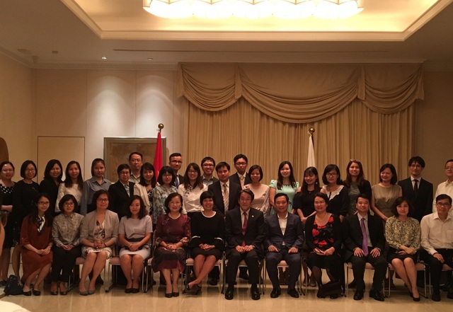  Đại sứ Umeda (giữa) cùng các khách mời và cựu sinh viên chương trình JISPA (Ảnh: Đức Hoàng) 