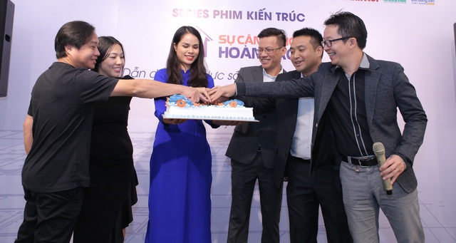 Phát sóng phim về những công trình kiến trúc đầu tiên tại Việt Nam - 2 Đại diện đơn vị sản xuất, đội ngũ hosting của chương trình làm thủ tục ra mắt phim.