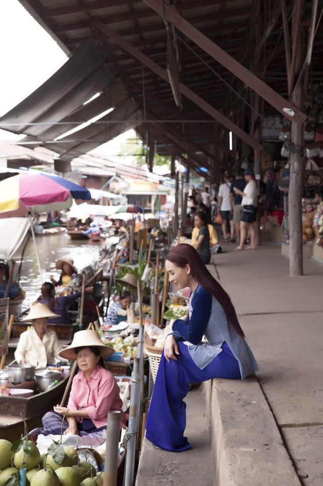 Phi Nhung choáng ngợp trước ngôi chùa lớn nhất Thái Lan, mặc áo bà ba đi chợ nổi - 22 Những quan sát, cảm nhận về cuộc sống, nếp sinh hoạt của người dân ở những điểm đến là chất xúc tác cho âm nhạc của cô đằm sâu hơn.