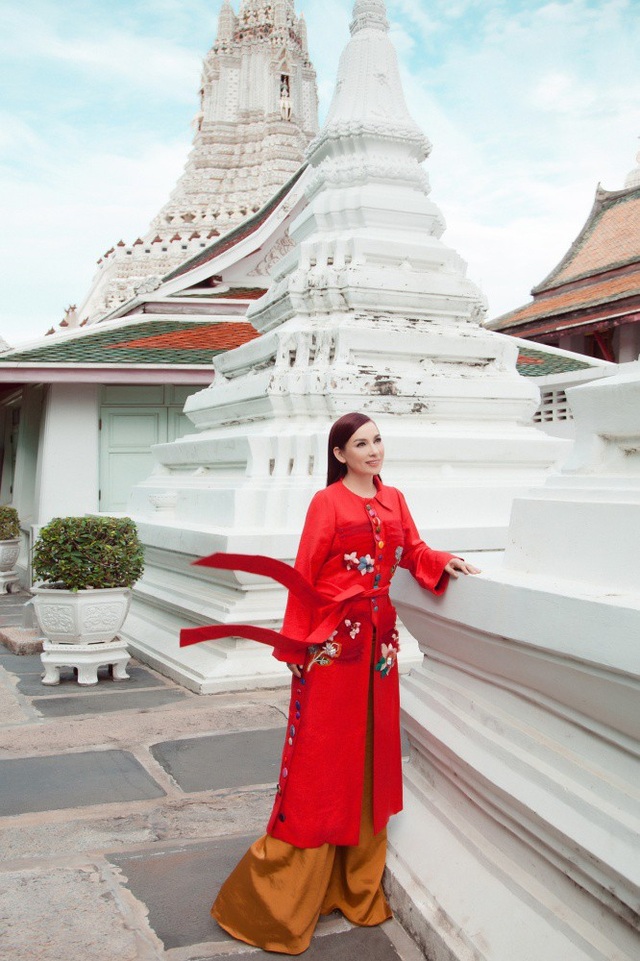 Phi Nhung choáng ngợp trước ngôi chùa lớn nhất Thái Lan, mặc áo bà ba đi chợ nổi - 10 Năm 1782, vua Rama I dời thủ đô về phía bờ Đông là Bangkok hiện tại và mang theo bức tượng Phật Ngọc Lục Bảo về đặt ở Wat Phra Kaew trong Hoàng cung Grand Palace.