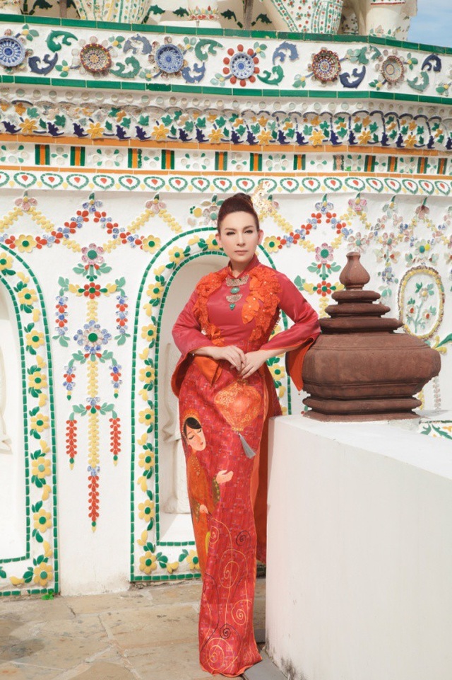 Phi Nhung choáng ngợp trước ngôi chùa lớn nhất Thái Lan, mặc áo bà ba đi chợ nổi - 12 Phi Nhung duyên dáng với những thiết kế Việt trên đất Thái.