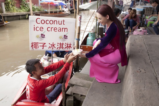 Phi Nhung choáng ngợp trước ngôi chùa lớn nhất Thái Lan, mặc áo bà ba đi chợ nổi - 24 Khu chợ nổi Thái Lan cũng bán món kem dừa mà nữ ca sĩ yêu thích.
