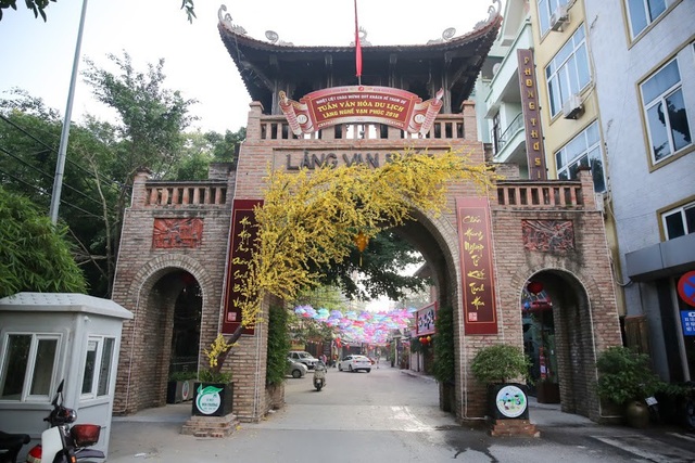 Choáng ngợp với con đường rực rỡ sắc màu được ví như “Hội An thứ 2” ở Hà Nội - 1 Làng nghề Vạn Phúc (phường Vạn Phúc, quận Hà Đông) nằm bên bờ sống Nhuệ, cách trung tâm thành phố Hà Nội khoảng 10km. Đây là một trong những làng nghề dệt lụa tơ tằm nổi tiếng, có lịch sử lâu đời.