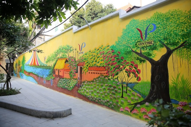 Choáng ngợp với con đường rực rỡ sắc màu được ví như “Hội An thứ 2” ở Hà Nội - 2 Nằm trong tuần lễ Văn hóa – du lịch – thương mại làng nghề Vạn Phúc, nơi đây được trang hoàng, khoác áo mới rực rỡ sắc màu.