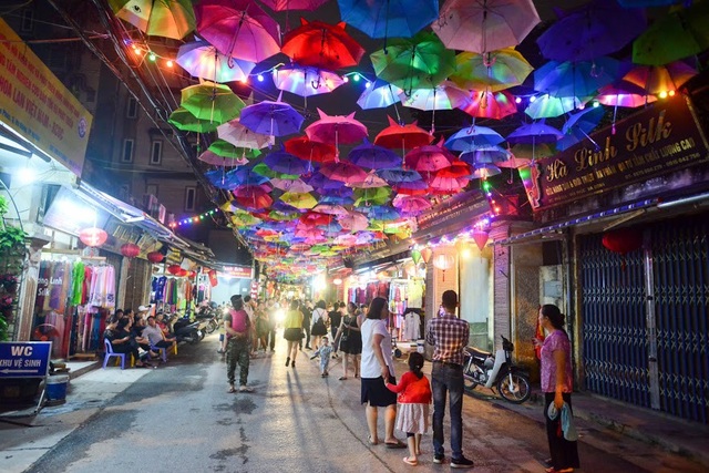 Choáng ngợp với con đường rực rỡ sắc màu được ví như “Hội An thứ 2” ở Hà Nội - 10 Khách đến tham quan như sống lại khung cảnh xưa với lối kiến trúc cổ hòa vào không gian huyền ảo, thơ mộng của Vạn Phúc.