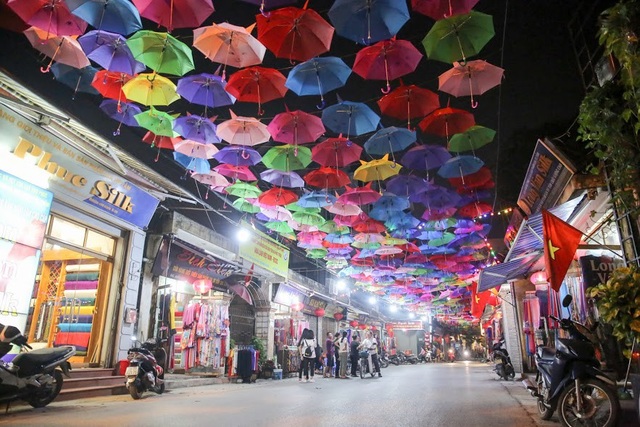 Choáng ngợp với con đường rực rỡ sắc màu được ví như “Hội An thứ 2” ở Hà Nội - 3 Đây là sự kiện văn hóa truyền thống nhằm quảng bá, tôn vinh những nét đẹp văn hóa, những sản phẩm thủ công truyền thống của người dân làng Lụa Vạn Phúc.