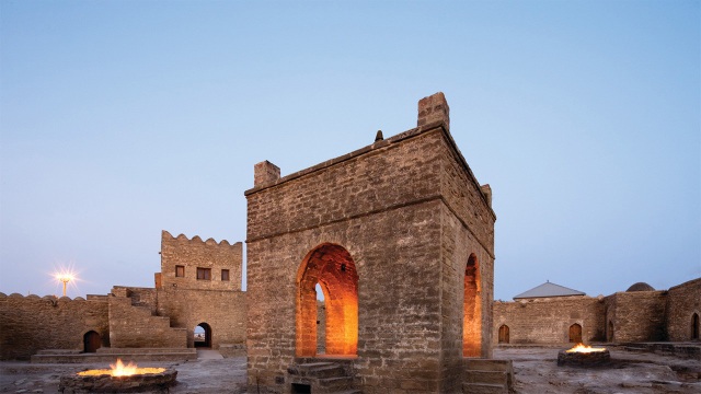 Bí ẩn ngôi đền “giữ lửa” suốt 4.000 năm - 1 Đền Ateshgah (Azerbaijan) - Ảnh: Saqr Travel