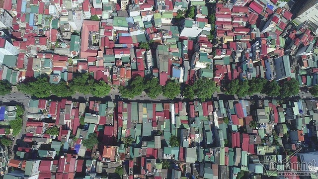 Tuyến đường "đắt nhất hành tinh", hàng nghìn người rục rịch chuyển nhà - 12
Tổng số các hộ dân thuộc diện giải phóng mặt bằng khoảng 2.328 hộ, trong đó quận Ðống Ða 808 hộ, Ba Ðình 1.520 hộ