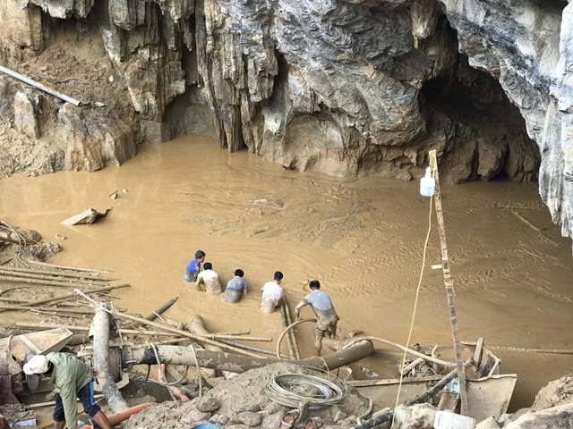 Vụ 2 phu vàng mắc kẹt: Bùn vẫn dày hàng mét, huy động thêm máy bơm công suất lớn - 1 Lực lượng cứu hộ đang gặp khó trong quá trình hút bùn đất để tiếp cận hai phu vàng mắc kẹt trong hang.