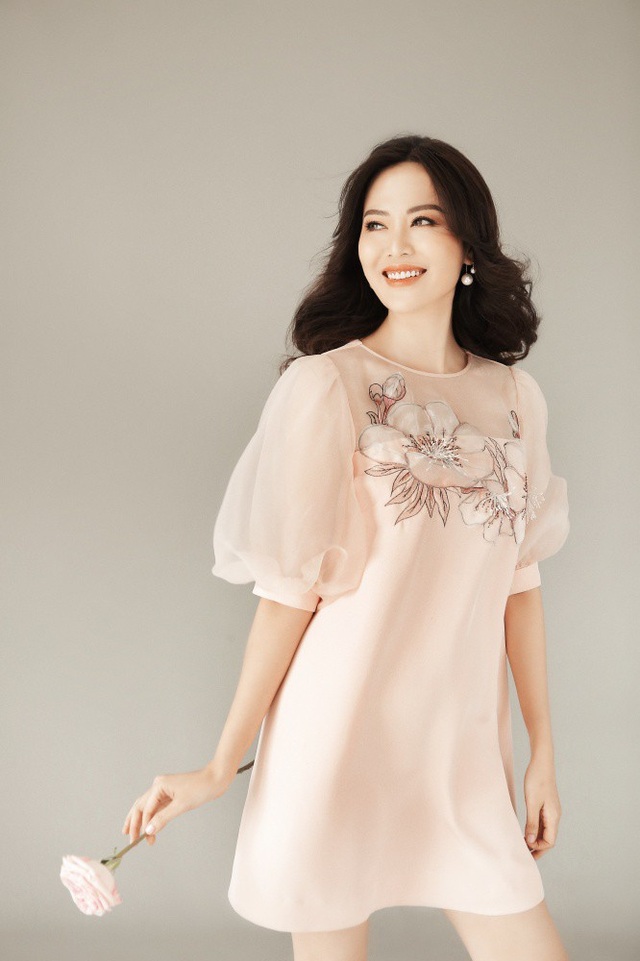 Hoa hậu Thu Thủy tiết lộ đời tư “bình lặng, nguyên tắc” sau 24 năm đăng quang - 6 Trong dịp sinh nhật, Hoa hậu Thu Thủy đã nhận lời làm “nàng thơ”. Trong bộ ảnh, “bà mẹ hai con” thể hiện vẻ mong manh, nữ tính nhưng đầy cuốn hút của một người phụ nữ đã bước sang tuổi 43.