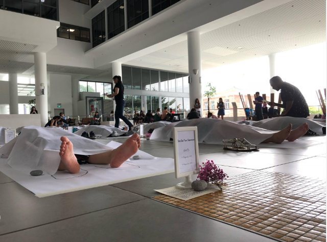 Trường đại học cho sinh viên... đắp khăn tang để trải nghiệm cái chết - 3 Trường đại học cho sinh viên... đắp khăn tang để trải nghiệm cái chết - 3