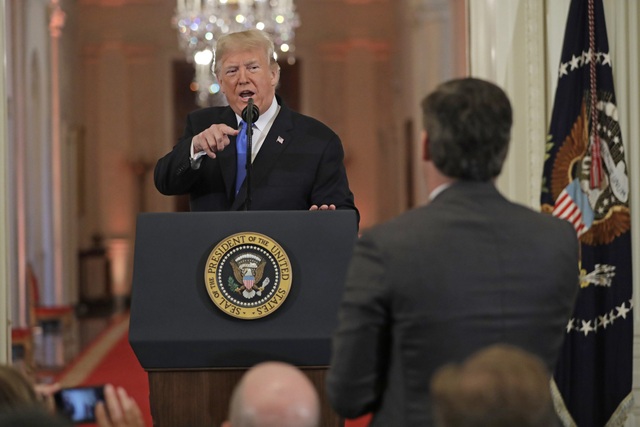 Nhà Trắng "cấm cửa" phóng viên đấu khẩu với Tổng thống Trump - 2
Ông Trump giận dữ khi phóng viên CNN đặt câu hỏi về dòng người di cư đang đổ về Mỹ. (Ảnh: Reuters)