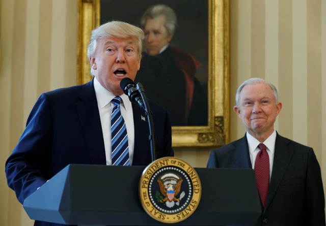 Tổng thống Trump sa thải Bộ trưởng Tư pháp, dọa điều tra ngược đảng Dân chủ - 1
Tổng thống Mỹ Donald Trump sa thải Bộ trưởng Tư pháp Jeff Sessions. (Ảnh: Reuters)