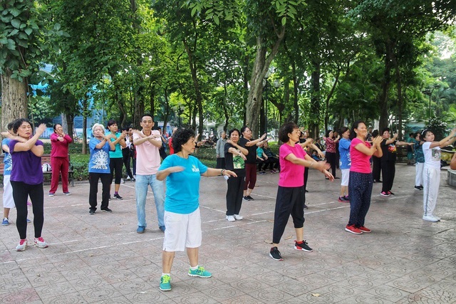 Các cụ già U80 nhảy hiphop cực chất bên Hồ Gươm - 1
Hiện tại câu lạc bộ có khoảng 30 thành viên tham gia tập trong đó chỉ có một bác nam duy nhất.