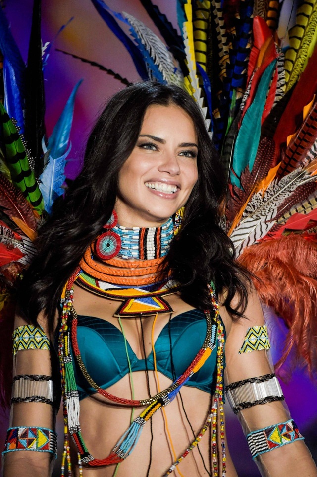 Adriana Lima giã từ đôi cánh thiên thần - 11
Về đời tư, Lima kết hôn với VĐV người Serbia Marko Jarić vào lễ Valentine 2009 ở Jackson Hole, Wyoming. Jarić và Lima có hai con gái và năm 2014, Lima và Jarić tuyên bố chia tay sau 5 năm kết hôn.