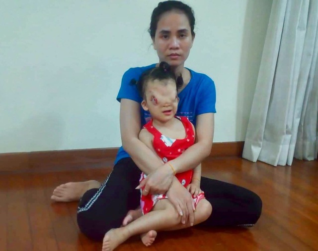 Bạn đọc giúp hai hoàn cảnh éo le tại Quảng Bình hơn 200 triệu đồng - 1 Cô bé Hoàng Dung hiện đang điều trị tại Singapore.