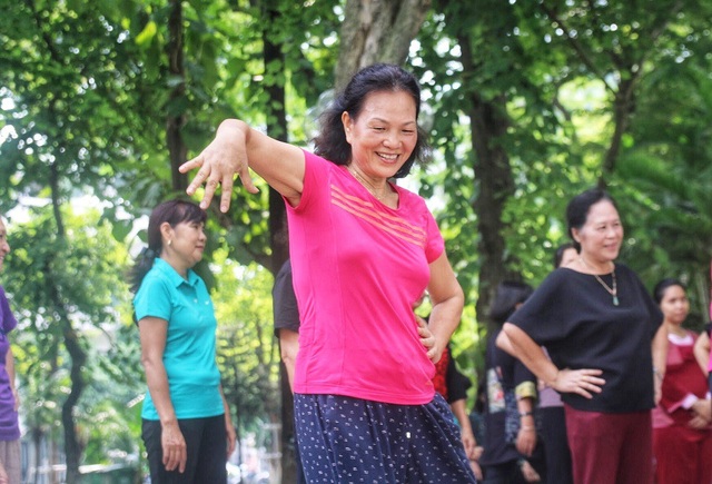 Các cụ già U80 nhảy hiphop cực chất bên Hồ Gươm - 2 Các bác thực hiện những động tác nhanh và dứt khoát nhưng các dancer chuyên nghiệp.