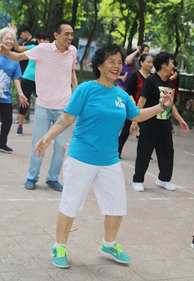Các cụ già U80 nhảy hiphop cực chất bên Hồ Gươm - 3 Tập hiphop mang lại cảm giác thoải mái trong từng động tác