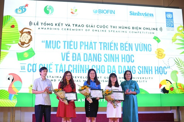 Sinh viên Tài chính đoạt giải Nhất cuộc thi ý tưởng về phát triển bền vững - 2 Ông Nguyễn Huy Lộc – Tổng Biên tập báo Sinh Viên Việt Nam trao giải cho các sinh viên