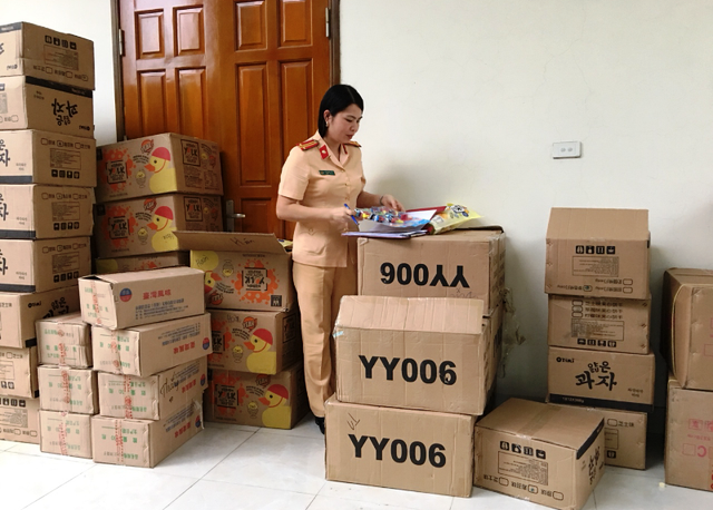Phát hiện 1,7 tấn bánh kẹo, ô mai không có giấy tờ hợp lệ - 1 Lực lượng CSGT phát hiện 1,7 tấn bánh kẹo, ô mai không có giấy tờ chứng minh nguồn gốc hợp lệ.