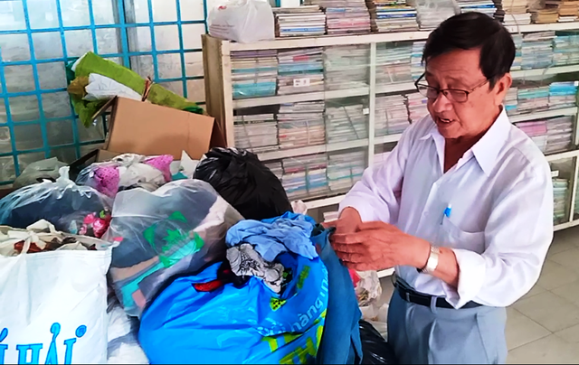 Giáo viên về hưu mở bếp ăn dành cho người bán vé số - 5
Khi có nhiều người cho quần áo, ông Nguyễn Văn Mốt - Chủ tịch Hội Cựu giáo chức TP Sa Đéc liên hệ đến các địa phương khác biếu lại để có thêm nhiều người khó khăn được nhận quần áo