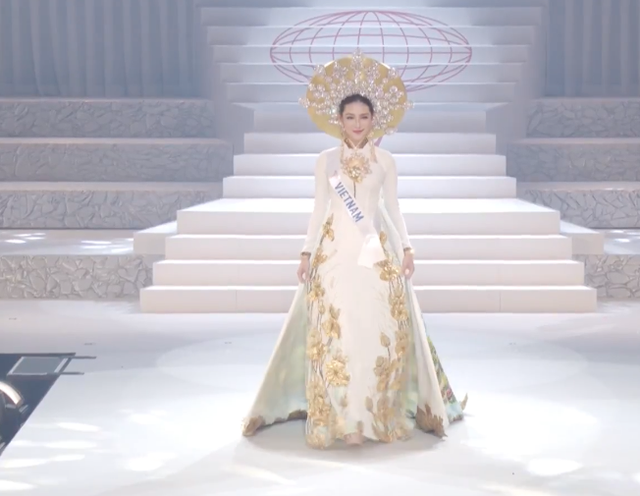 Nguyễn Thúc Thuỳ Tiên trắng tay tại Miss International 2018 - 1 Thuỳ Tiên với bộ trang phục dân tộc tại chung kết Miss International 2018.