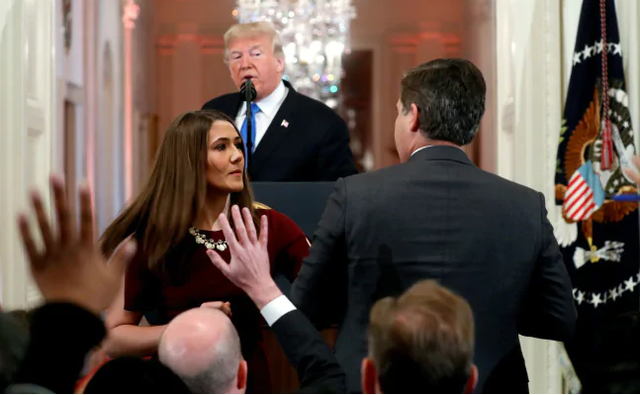 Nhà Trắng bị nghi chỉnh sửa video vụ phóng viên đấu khẩu với ông Trump - 2
Phóng viên của CNN và Tổng thống Trump đã đấu khẩu tại cuộc họp báo. (Ảnh: NDTV)