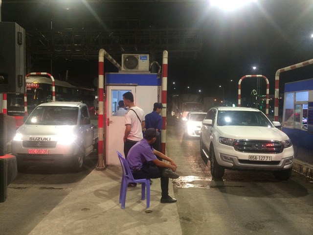 Trạm thu phí T2 đêm thứ hai... rối bời - 11 Đến khoảng 20h, có 02 xe đi từ An Giang về hướng Cần Thơ cho nằm ì tại khu vực thu phí