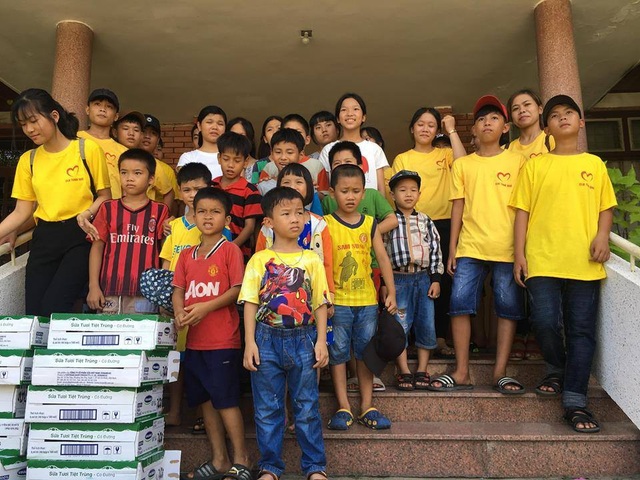 Cô giáo cảm hóa học sinh hướng thiện, giúp người nghèo khó, bất hạnh - 3 Cô cùng CLB còn tổ chức cho các em đi thăm và tặng quà tại các trại trẻ mồ côi