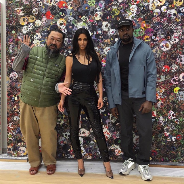 Kim Kardashian sành điệu ra phố cùng gia đình - 5
Kim vừa tới Nhật Bản trong chuyến đi ngắn ngày cùng với chồng Kanye West