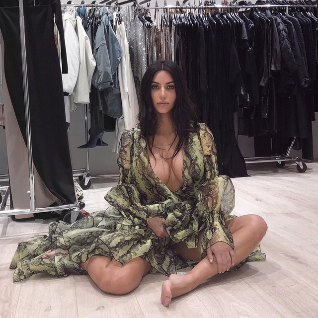Kim Kardashian sành điệu ra phố cùng gia đình - 6
Cặp đôi gây sốc khi di chuyển bằng máy bay riêng là chiếc Boing 747
