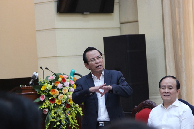 Hà Nội có hơn 3.000 trưởng thôn, tổ trưởng dân phố không là đảng viên - 1
Ông Vũ Hồng Khanh – Chủ tịch Ủy ban MTTQ TP Hà Nội cho rằng nên vận động thủ lĩnh của dân vào Đảng nếu đủ điều kiện.