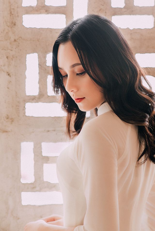 Miss Áo dài trường Báo: Phụ nữ phải có sự nghiệp mới mưu cầu được hạnh phúc - 1 Trong nửa năm tới, Trang và các bạn sẽ ít có dịp tới trường. Chính vì vậy, cô và nhóm bạn thân đã quyết định chụp một bộ ảnh kỷ niệm.