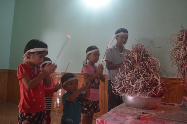 Mẹ mất đột ngột, bố lâm bệnh nặng, 4 đứa trẻ mịt mờ tương lai - 1 Bốn đứa trẻ đang còn quá nhỏ nhưng đã phải trải qua nỗi đau quá lớn.