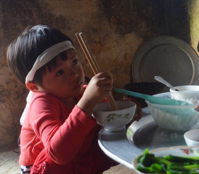 Mẹ mất đột ngột, bố lâm bệnh nặng, 4 đứa trẻ mịt mờ tương lai - 4 Mẹ mất đột ngột, bố lâm bệnh nặng, 4 đứa trẻ mịt mờ tương lai - 4