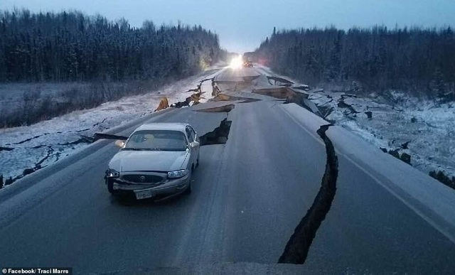 Động đất “rung chuyển” bang Alaska: Nhà cửa lắc dữ dội, đường sá vỡ vụn - 1 Một trong những đoạn đường bị nứt vỡ nghiêm trọng do động đất (Ảnh: Facebook)