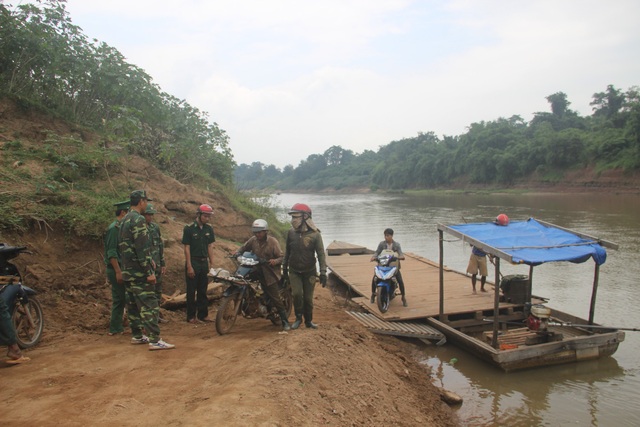 Người “bắc nhịp cầu hữu nghị” Việt - Lào trên dòng Sê Pôn - 5 Lực lượng biên phòng tuần tra, tuyên truyền người dân chấp hành pháp luật.