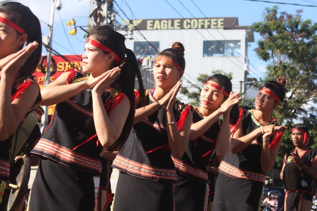 Lễ hội đường phố Festival văn hóa Cồng Chiêng Tây Nguyên: Không gian văn hóa hội tụ - 2 Mỗi dân tộc trên địa bàn Tây Nguyên đã mang đến lễ hội những đặc trưng văn hóa đậm nét của dân tộc mình