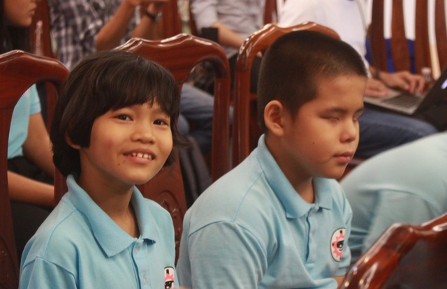 Hãy nhắm mắt và mở lòng - 1 Mỗi năm, số người mù do bệnh giác mạc lại tăng thêm 15.000 người, thế nhưng chỉ có 200 người hiến giác mạc