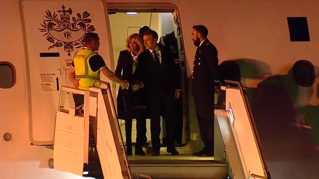 Tổng thống Pháp "bơ vơ" ở sân bay Argentina - 1
Tổng thống Pháp Emmanuel Macron bắt tay nhân viên sân bay khi tới Argentina. (Ảnh: RT)