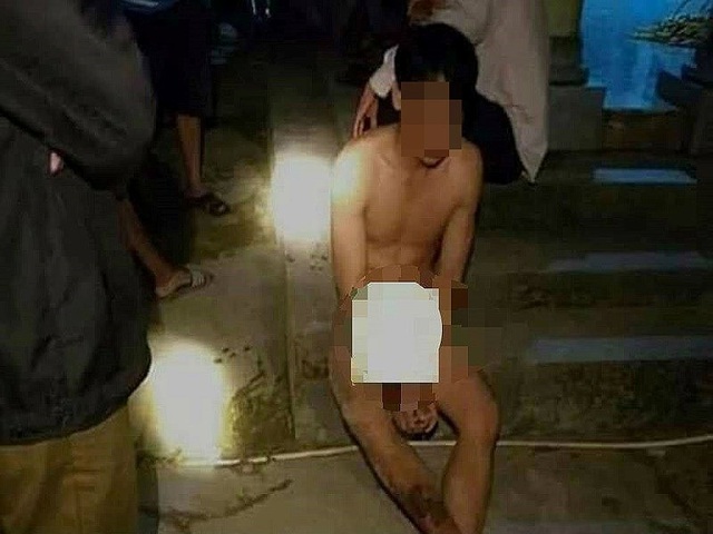Thanh niên khỏa thân đột nhập nhà dân lúc nửa đêm - 1 LVN khi bị người dân vây bắt. (Ảnh do người dân chụp lại)